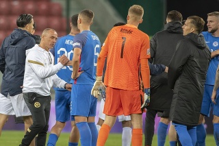 Na snímke druhý vľavo tréner slovenských futbalistov Francesco Calzona po zápase Ligy národov s Azerbajdžanom.