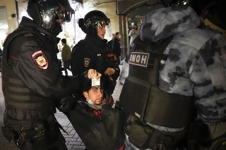 Policajti zatýkajú demonštrantov počas protestu proti mobilizácii 21. septembra 2022 v Moskve. Viac než 650 demonštrantov už zatkli v 30 mestách v Rusku na protestoch proti čiastočnej mobilizácii, ktorú v stredu vo svojom prejave oznámil prezident Vladimir Putin.