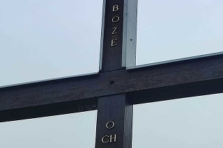Gabika objavila na túre v Jedľových Kostoľanoch nádherný drevený kríž s nápisom.