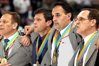 V roku 2002 sa Vlado Šťastný (vľavo) spolu s bratom Petrom (druhý zľava) a trénermi Bokrošom a Filcom tešili zo zisku zlata.