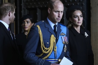 Princ Harry s manželkou Meghan na pohrebe kráľovnej Alžbety II.