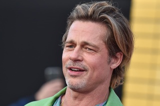 Brad Pitt predviedol pestrofarebný outfit.