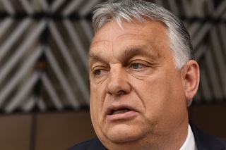 Maďarský premiér Viktor Orbán hovorí pre médiá pred mimoriadnym stretnutím lídrov EÚ s cieľom diskutovať o Ukrajine, energetike a potravinovej bezpečnosti v budove Európa v Bruseli v pondelok 30. mája 2022.