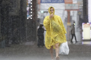 Búrka zaplavila časti Japonska, vypla elektrinu, zranila vyše 60 ľudí.