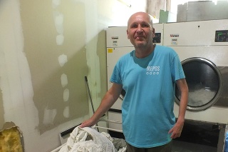 Vladimír Tököly (52) pracuje v práčovni ako obsluha strojov a zariadení.