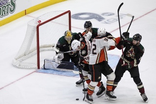 Slovenský útočník Pavol Regenda (druhý zľava) z Anaheimu Ducks v prípravnom zápase pred novou sezónou NHL.