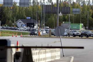 Autá čakajú v rade na prekročenie hraníc z Ruska do Fínska na hraničnom priechode Nuijama vo fínskom Lappeenrante vo štvrtok 22. septembra 2022. Premávka na fínskych juhovýchodných hraniciach s Ruskom je aj v piatok rušná.