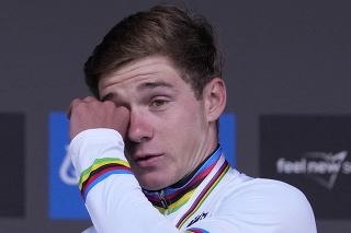 Belgický cyklista Remco Evenepoel pózuje so zlatou medailou po triumfe v pretekoch s hromadným štartom na MS v austrálskom Wollongongu.