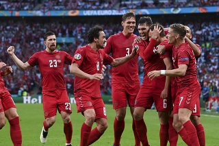 Dánsky hráč Mikkel Damsgaard  oslavuje so spoluhráčmi úvodný gól z voľného kopu v zápase semifinále Anglicko - Dánsko na EURO 2020.