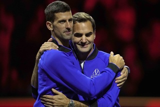  Tenisti z Tímu Európy Srb Novak Djokovič (vľavo) a Švajčiar Roger Federer sa objímajú na záver Laver Cupu v Londýne.