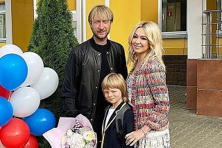 Hrdí rodičia Jevgenij a Jana so svojím prváčikom.