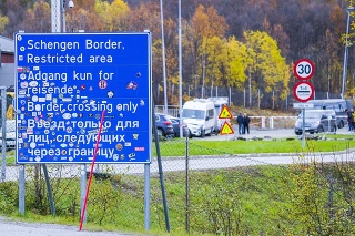 Nápis označujúci hraničný priechod Storskog medzi Ruskom a Nórskom pri nórskom meste Kirkenes.