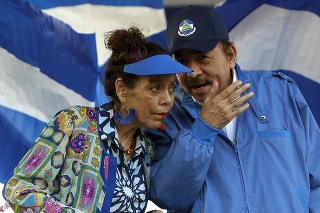 Nikaragujský prezident Daniel Ortega s manželkou.