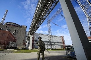 Ruský vojak hliadkuje v priestoroch Záporožskej atómovej elektrárne (archívne foto).