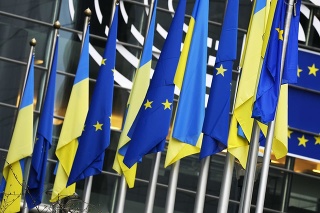 Vlajky Ukrajiny a Európskej únie