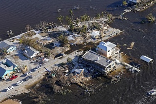 Ian zničil množstvo budov na pobreží a spôsobil rozsiahle povodne.