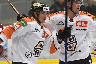 Na snímke uprostred Joona Jääskeläinen z Košíc sa teší z gólu na 1:0 v 6. kole hokejovej Tipos extraligy HC Košice - HK Dukla Trenčín.