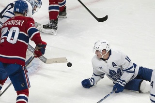 Slovenský hokejový reprezentant v drese Montrealu Canadiens Juraj Slafkovský (uprostred) v prípravnom zápase na novú sezónu zámorskej NHL Montreal Canadiens - Toronto Maple Leafs.