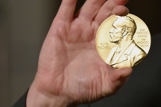Na archívnej snímke z 8. decembra 2020 zlatá medaila Nobelovej ceny počas ceremoniálu v New Yorku.