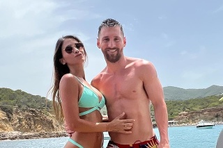 Messi si užíva chvíle voľna spoločne s priateľkou.