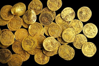 Mince zobrazujú podobizne cisárov Fókasa a Hérakleia.
