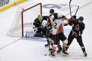 Slovenský útočník Pavol Regenda (druhý zľava) z Anaheimu Ducks v prípravnom zápase pred novou sezónou NHL.