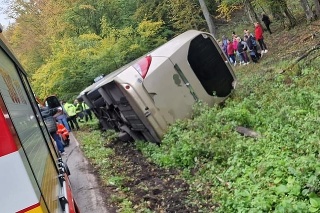 Autobus sa prevrátil v obci Bohunice.