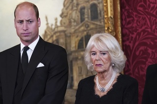 Princ William a kráľovná manželka Camilla.