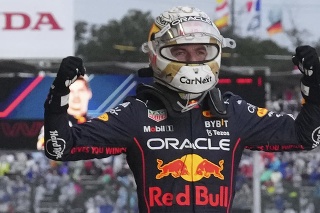 Majstrovský titul v seriáli F1 predčasne obhájil holandský pretekár Verstappen. 
