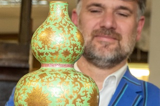 Odborník Charles Hanson so vzácnou vázou. Cena je cca 100 - tisíc eur.