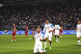 Na snímke v popredí hráč Neapola Matteo Politano oslavuje gól v zápase 9. kola talianskej Serie A.