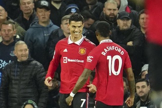 Cristiano Ronaldo (vľavo) oslavuje gól so spoluhráčom.