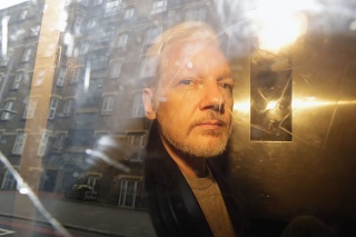 Julianovi Assangeovi hrozí vydanie do USA.