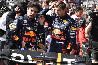 Holandský pretekár Max Verstappen (vpravo) z tímu Red Bull a jeho tímový kolega sa rozprávajú po Veľkej cene Belgicka.