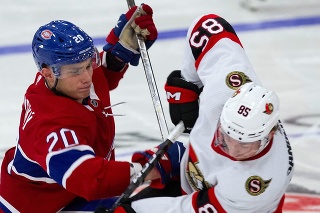 Na snímke vľavo slovenský krídelník Canadiens Juraj Slafkovský a obranca Ottawy Jake Sanderson v zápase hokejovej NHL Ottawa Senators - Montreal Canadiens.