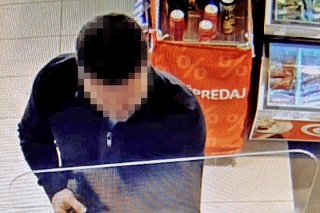 Na snímke z pumpy pracovník mylne stotožnil Dědečka s bežným zákazníkom.