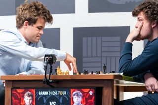Carlsen utrpel v súboji s Niemannom prvú prehru po 53 partiách.