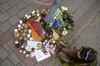 Sviečky a kvety, ktoré položili smútiaci pri mieste stredajšieho útoku na Zámockej ulici.