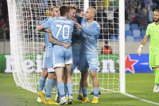 Na snímke radosť hráčov Slovana po strelení vyrovnávajúceho gólu na 1:1.