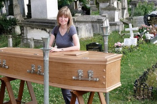 Jeane navštevuje cintoríny a prezerá si náhrobky cudzích ľudí. 