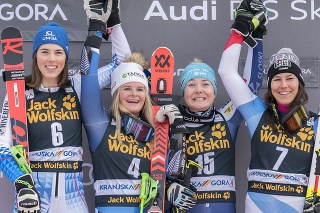 Na snímke druhá zľava lyžiarka Alice Robinsonová, vľavo Slovenka Petra Vlhová a druhá sprava Slovinka Meta Hrovatová a vpravo Švajčiarka Wendy Holdenerová.