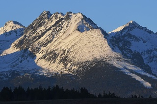 Pohľad na Vysoké Tatry od obce Šuňava, okres Poprad, vľavo Furkotský štít, uprostred Soliskový hrebeň a vpravo Štrbský štít.