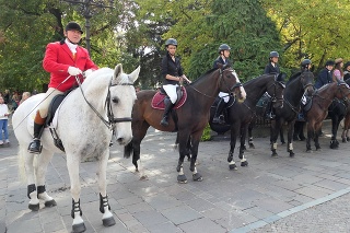 Jazdci sa nastúpili pred košickým Štátnym divadlom, kde ich čakalo dekorovanie a následne sa vybrali do lesov v okolí Bankova na hon líšky.