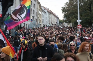 Na Zámockej ulici sa zišli tisícky ľudí.
