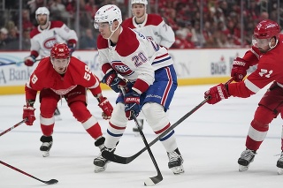 Na snímke v popredí v bielom drese slovenský hokejista Montrealu Canadiens Juraj Slafkovský.