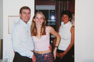 Kontroverzná fotka Andrewa s Virginiou (v strede) je podľa Maxwell falošná.