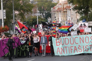 V Bratislave prebieha ďalší pochod odmietajúci nenávisť s názvom Zostávame v uliciach: Antifašistický pochod mestom.