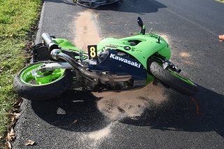 Pri dopravnej nehode sa ťažko zranil motocyklista.
