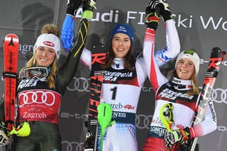 Slovenská lyžiarka Petra Vlhová (uprostred), Mikaela Shiffrinová z USA (vľavo) a Rakúšanka Katharina Liensbergerová (vpravo)..