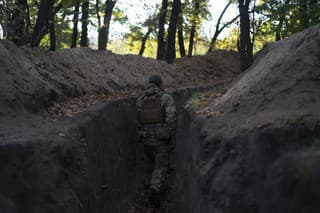 Na archívnej snímke z 12. októbra 2022 ukrajinský vojak kontroluje zákopy, ktoré vykopali ruskí vojaci na dobytom území v Chersonskej oblasti na juhu Ukrajiny.